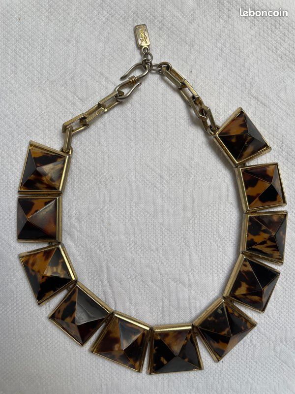 Collier vintage Yves Saint Laurent avec pyramides en relief et résine léopard (image 1)