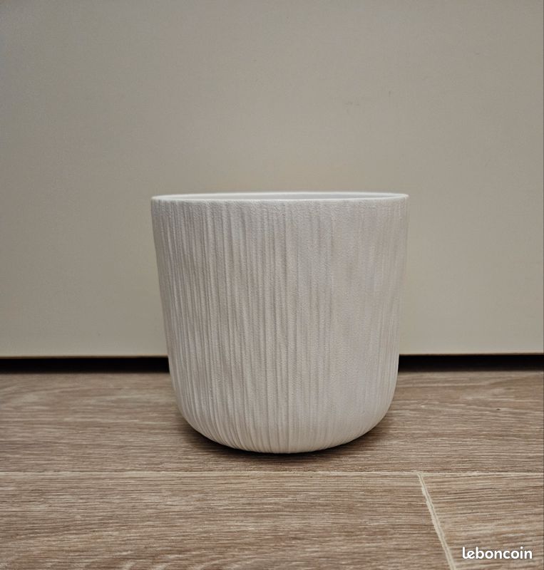 Cache pot (image 1)