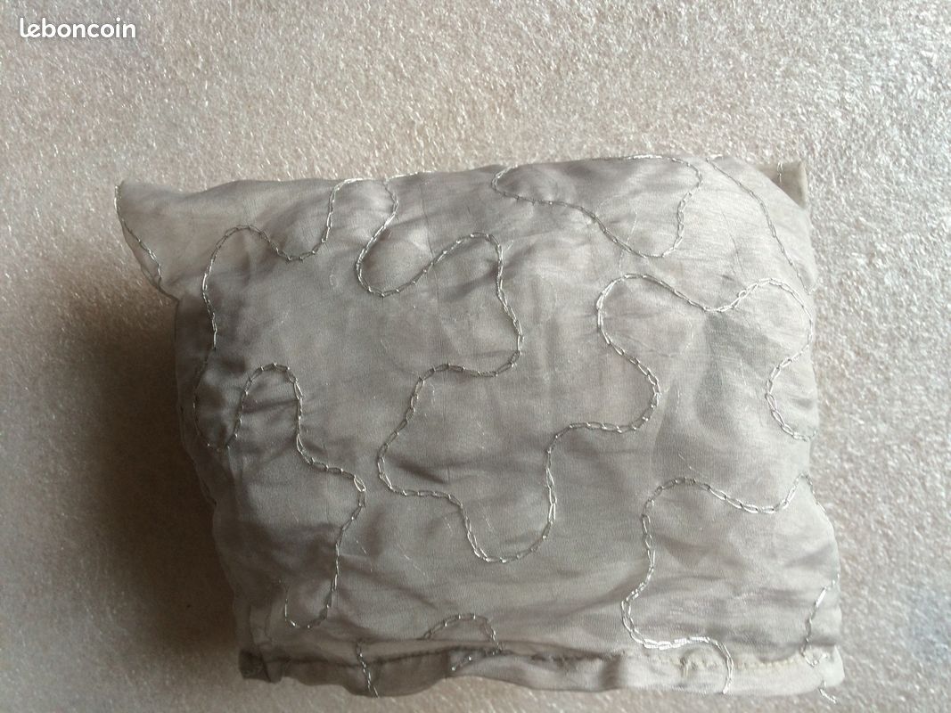 Étole neuve grise brodee argent+pochette/djmark (image 3)