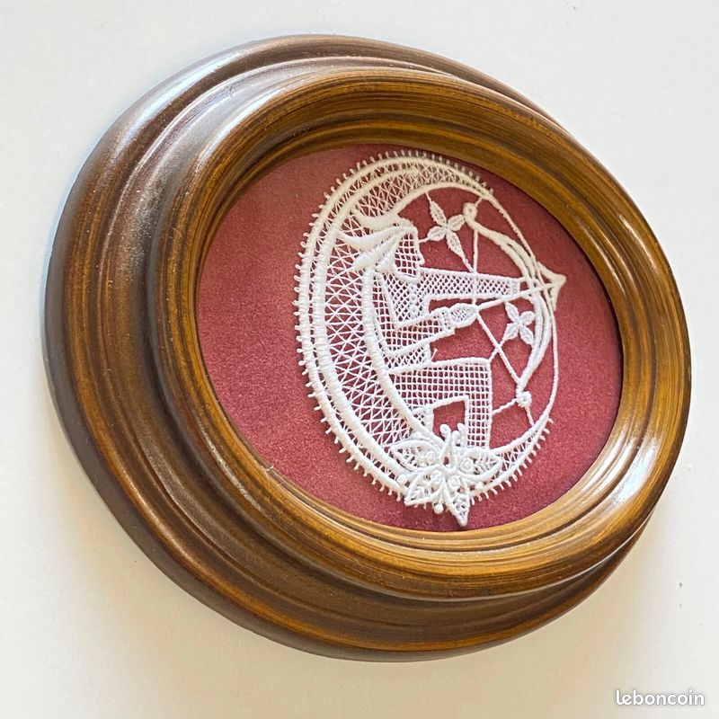 Dentelle Fuseaux Bruges Motif Personnage et Lune - Sous Verre Médaillon - Ancien (image 6)