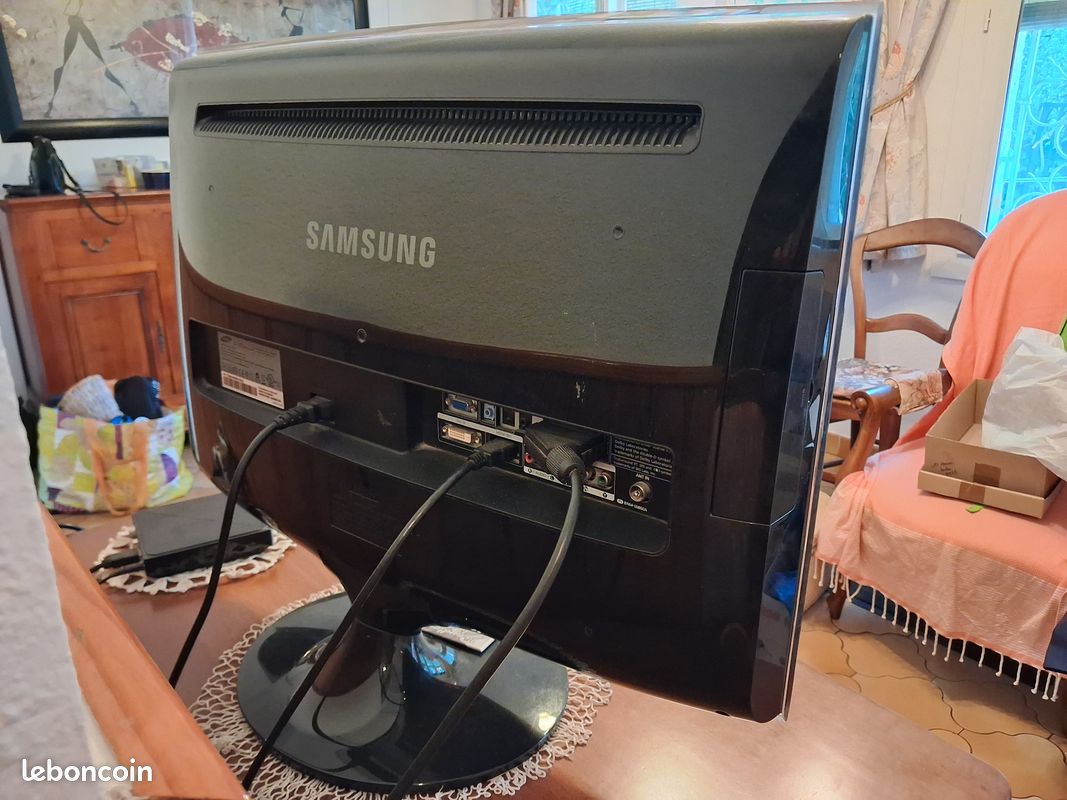 Téléviseur SAMSUNG 61 X 50 cm d'encombrement total (image 3)