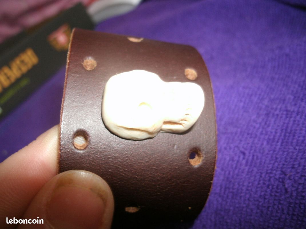 Bracelet cuir avec motif crane (image 2)