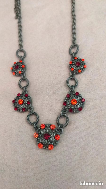 Collier Long Fantaisie ''le Lapin D'Alice…'' élégant Papillons Cadre Ovale Metal Argente