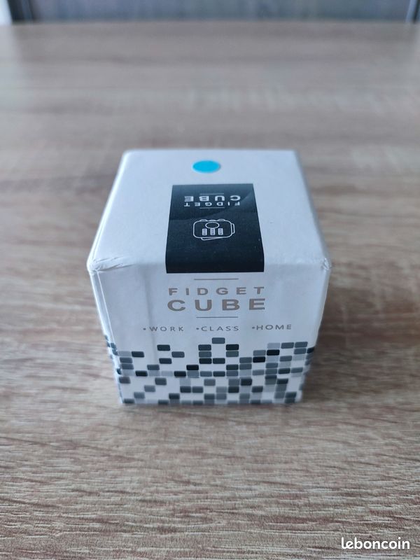 Presser, malaxer, écouter…, Ce petit cube fait des miracles pour les enfants qui ont besoin de décharger leur trop-plein sans exploser., Le son des billes + la pression dans les mains = le système Presser, malaxer, écouter…, Ce petit cube fait des miracles pour les enfants qui ont besoin de décharger leur trop-plein sans exploser., Le son des billes + la pression dans les mains = le système