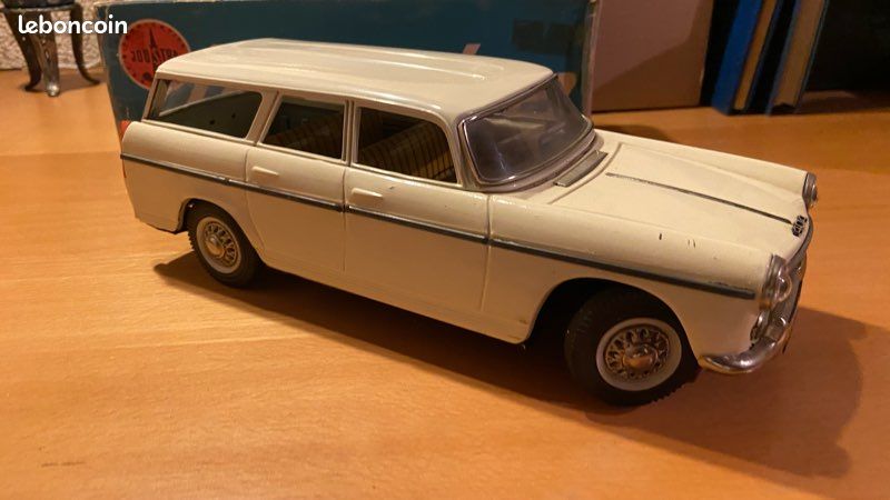 Joustra Peugeot 404 Break Gendarmerie – 30 Cm – Voiture Ancienne En Métal – Rare