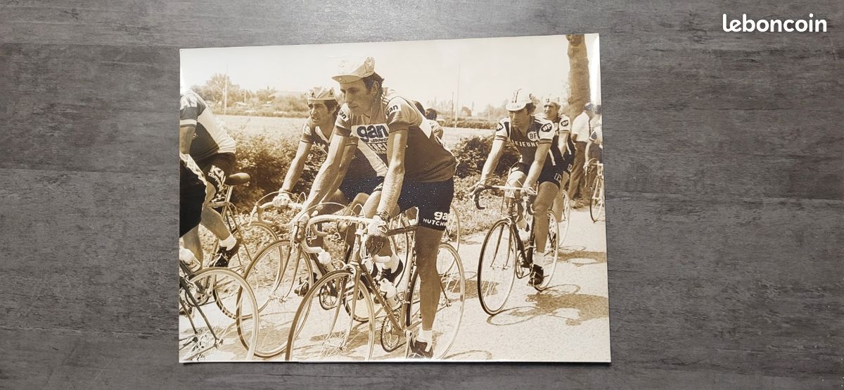 Pleiade Verlaine Photo De Presse Cyclisme Année 1977 - R. Legeay (père) Avec L. Van Impe - Collection Années 70 Photo Noir Et Blanc Cyclisme Collection