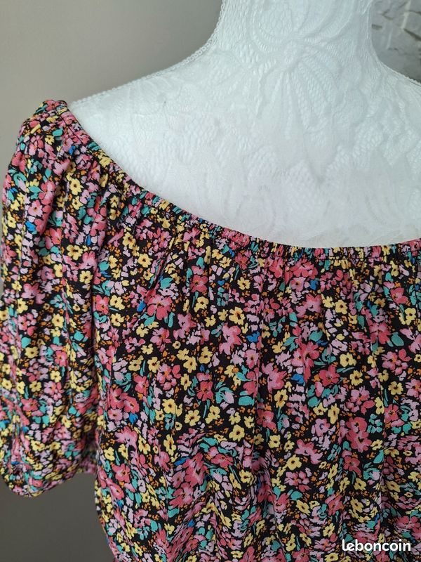 Blouse tunique t-shirt fleurs fronce à la taille Gémo
Prix d'achat : 24,90 (voir étiquette)
Taille 46 plutôt adaptable car élastiquée (image 3)