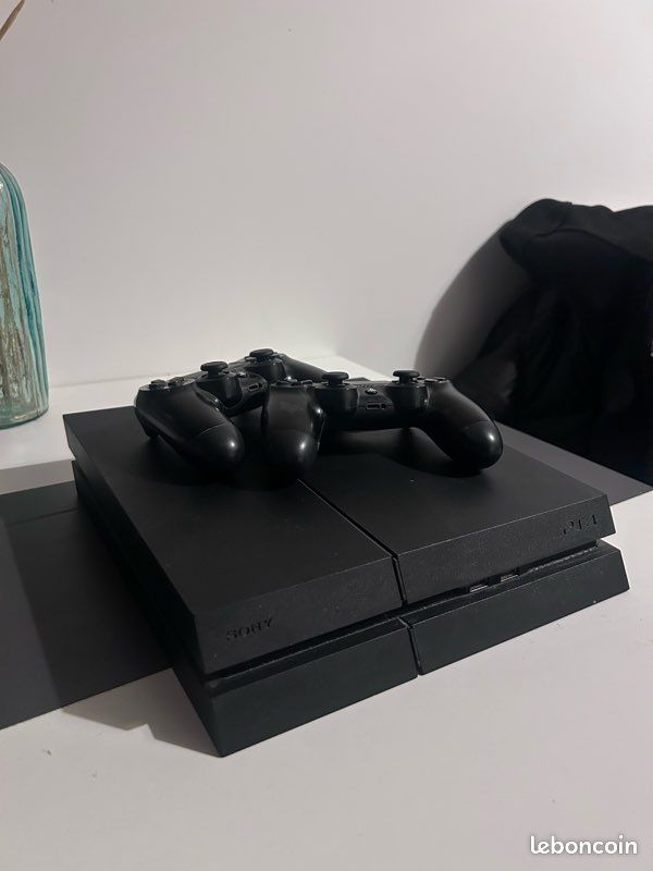 PS4 + 2 manettes + 10 jeux – Très bon état (image 1)