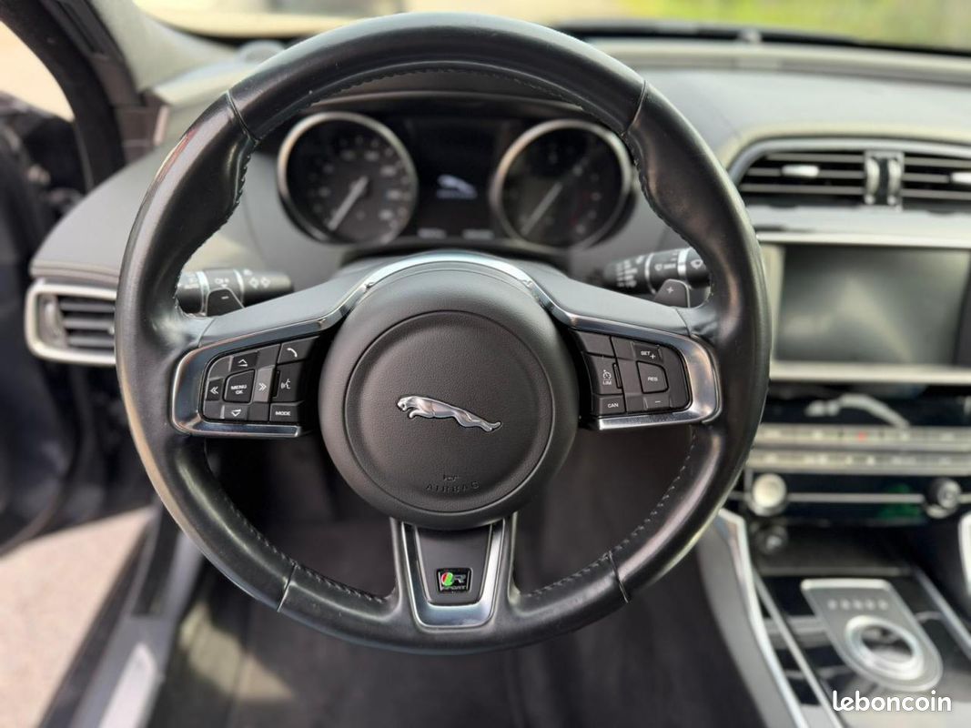 JAGUAR XE 2.0 D - 180 - BVA - AWD BERLINE R-Sport PHASE 1 (image 10)