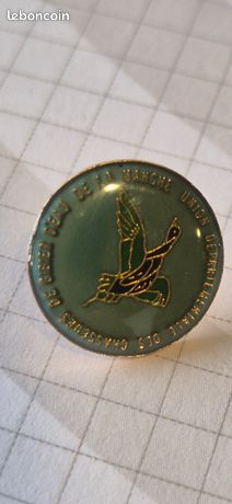 Pin's FEDERATION des CHASSEURS 76 signé J. BI