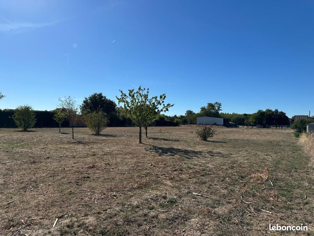 Terrain 602 m² · à Brax · 122 000 €