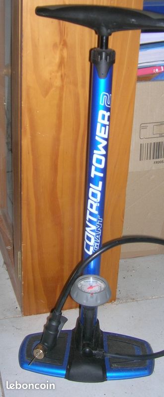 Acheter une pompe au sol Giant - Tour de commande 1