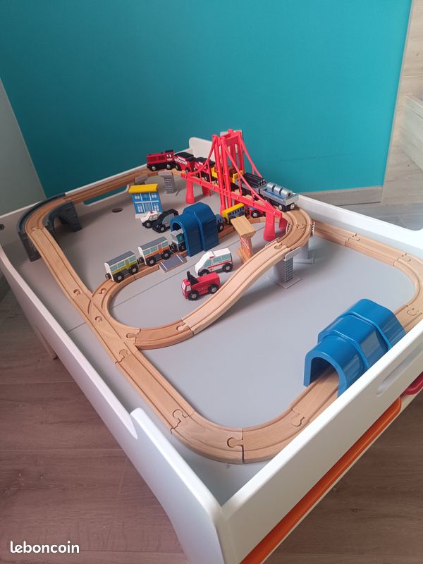 Vend table de jeux + train en bois (image 1)