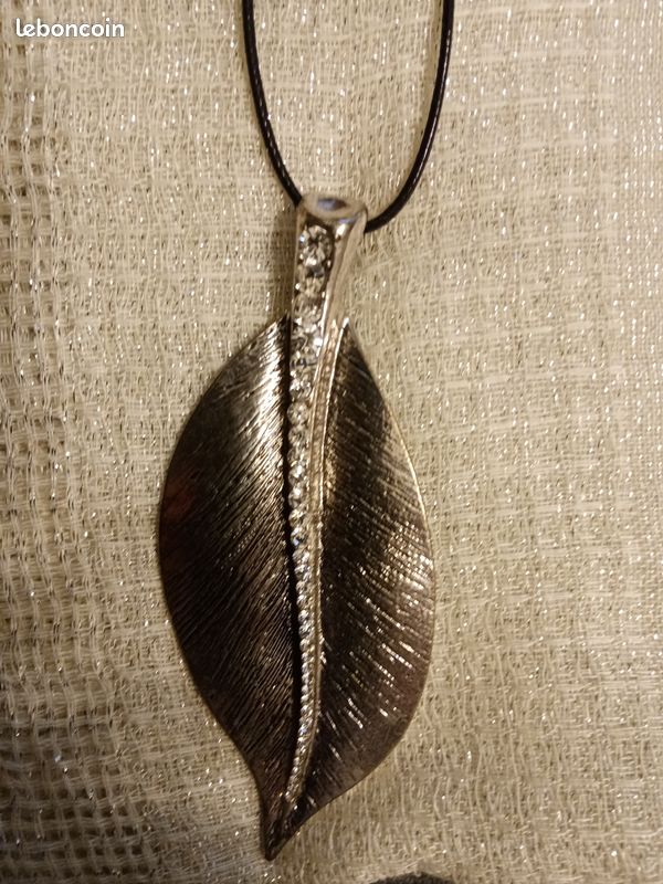 Collier plume (image 1)