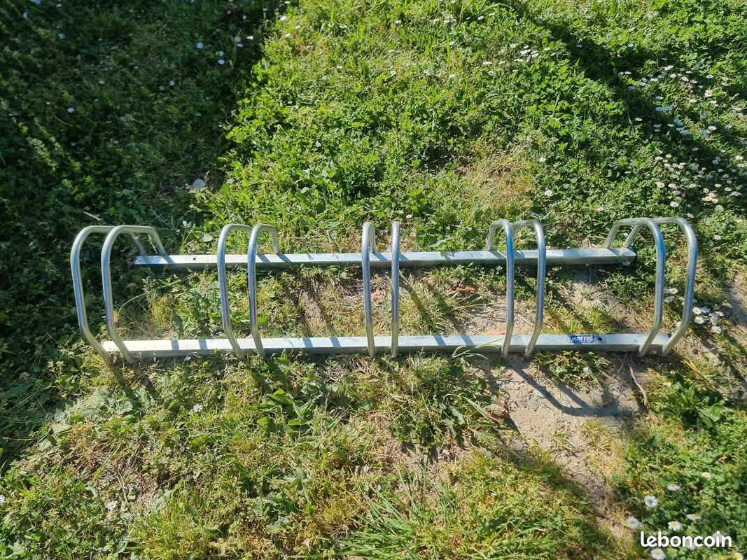 Range vélos au sol face à face Mottez