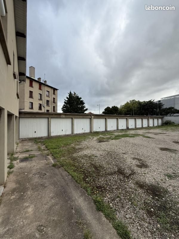 Parking 1 m² · à Bron · 1 m² · 65 €/mois