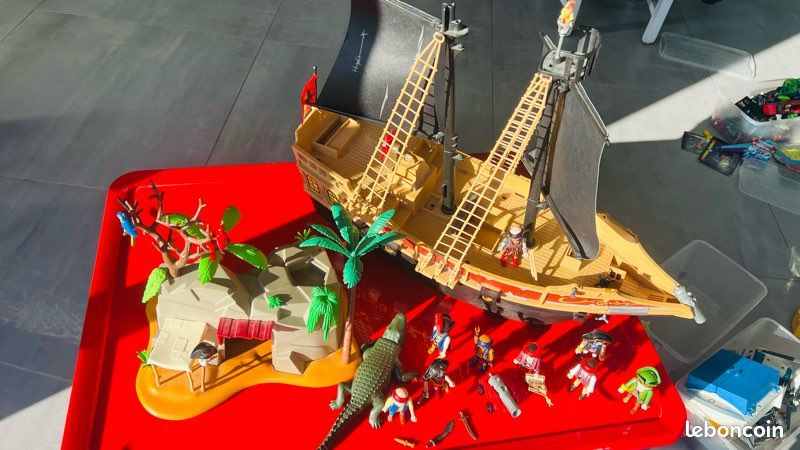 Playmobile bateau pirate avec île (image 1)