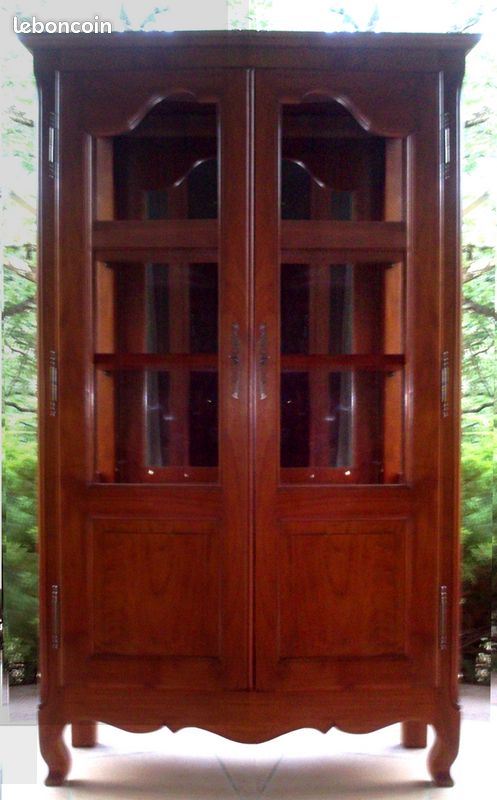 Jolie vitrine de style vitrée sur trois cotés en bois massif (image 3)