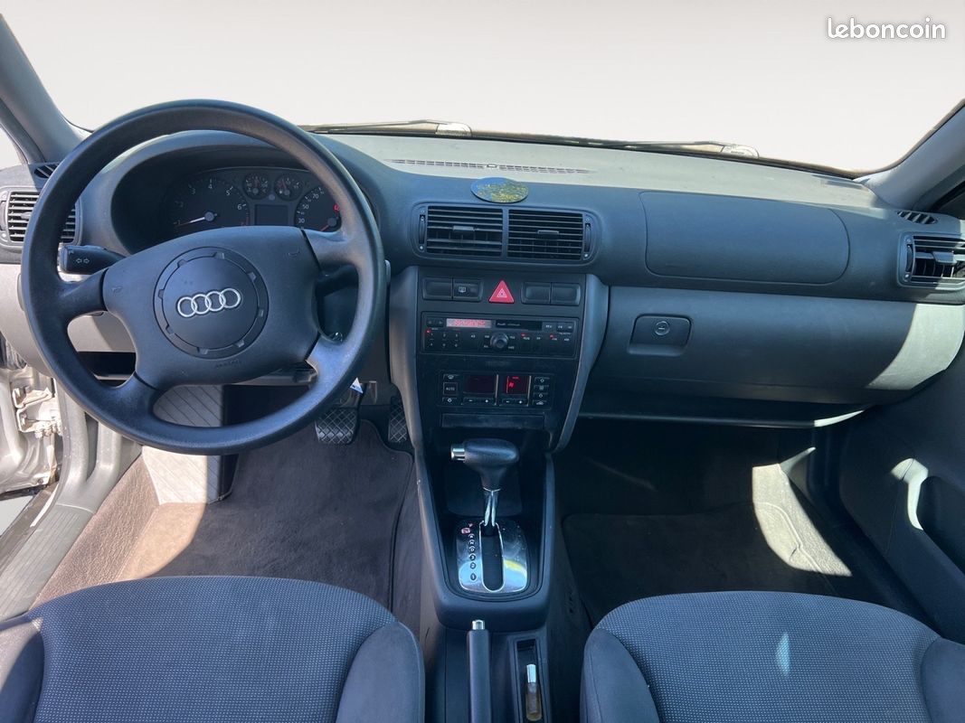 AUDI A3 A3 1.6i Ambiente A (image 10)