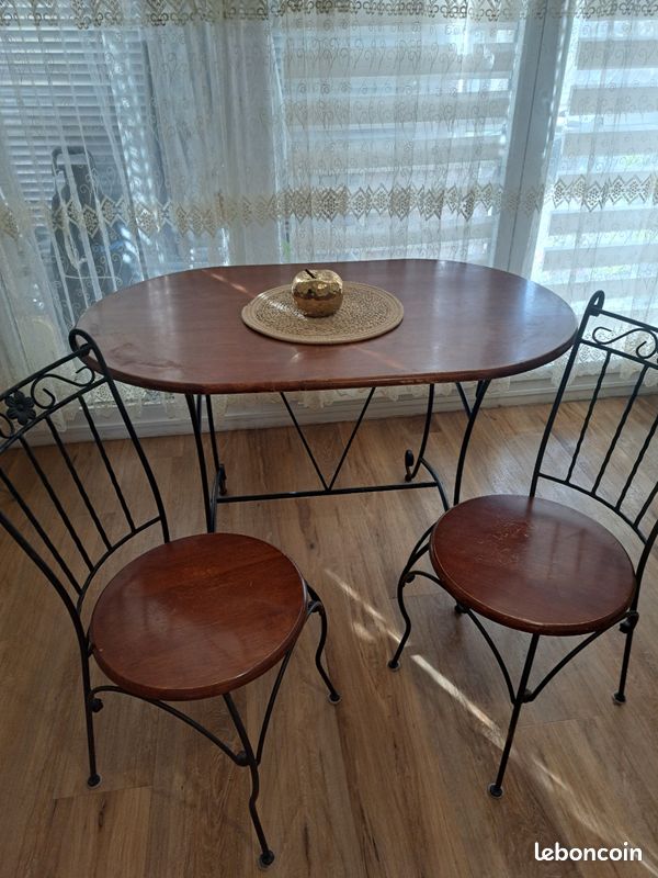 Table et trois chaises (image 3)