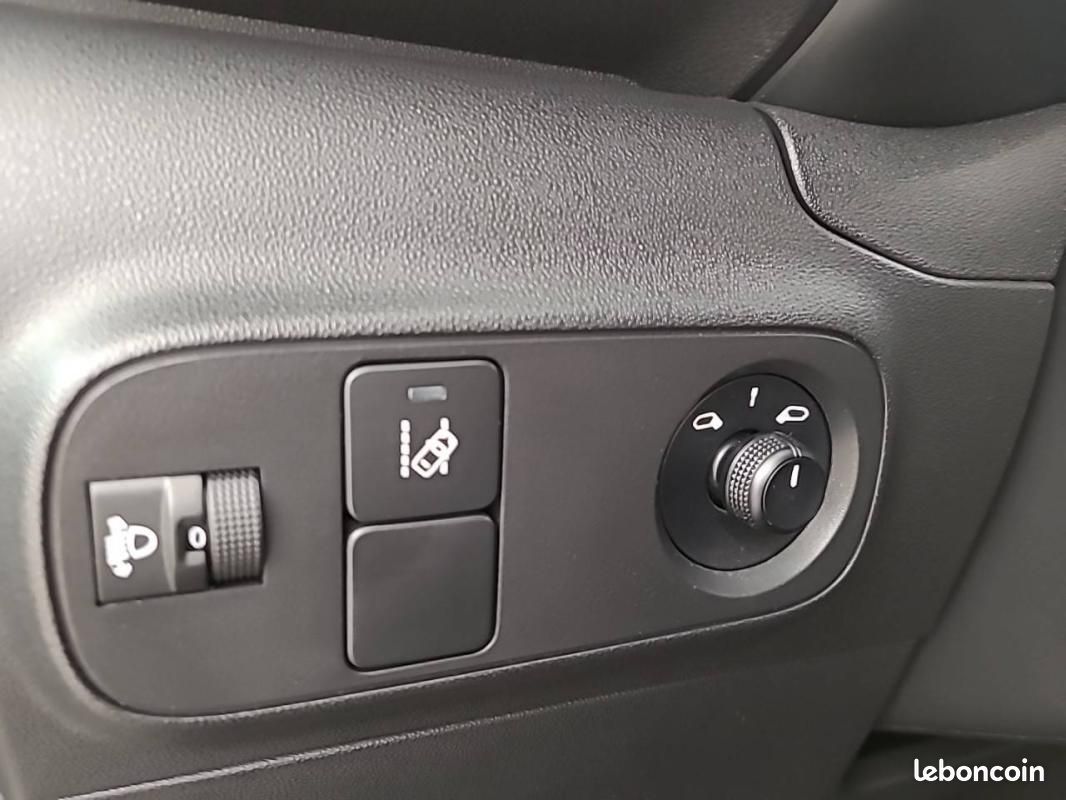 Citroën C3 PureTech 83 S&S BVM5 - YOU (image 24)