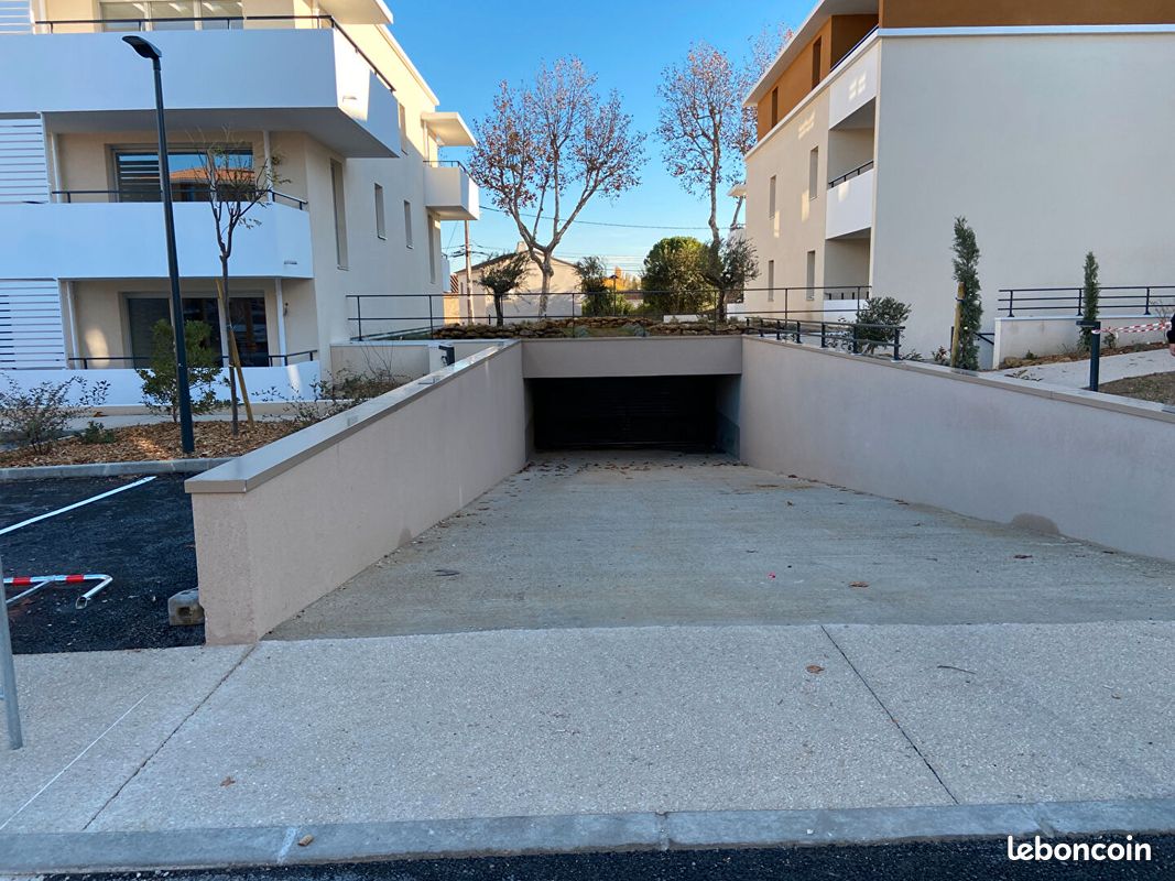 Parking/box PELISSANNE · à Pélissanne · 80 €/mois