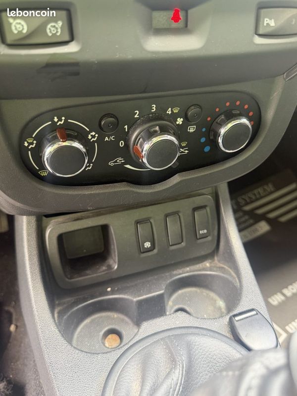 DACIA DUSTER 1.2 TCE URBAN EXPLORER 2015 - 69 308Kms - Parfait Etat - Premier Main - Suivit DACIA (image 14)