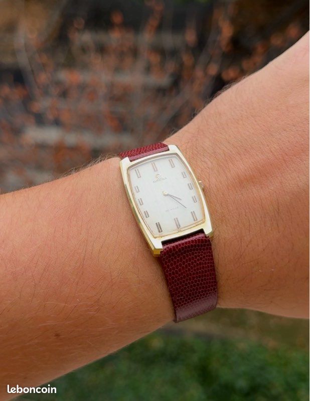 Montre Omega de ville tonneau révisée (image 1)