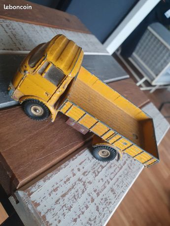 Camion Berliet GLA Citerne Total sur base Dinky Toys 34 - Collection