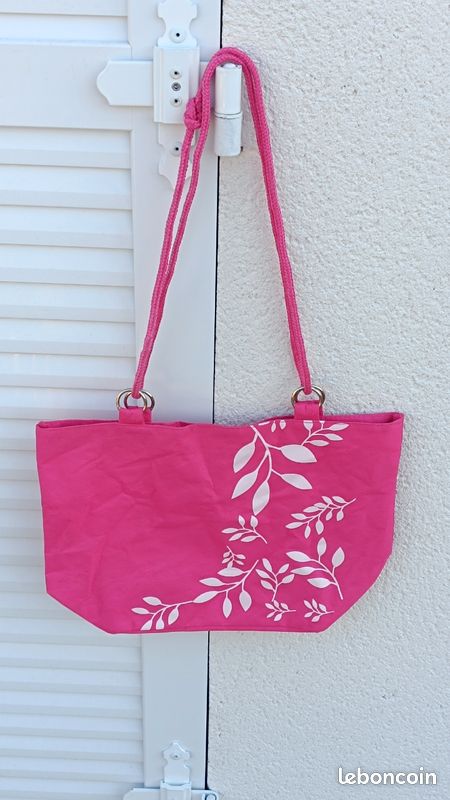 Vends sac à main longueur 38 cm hauteur 27 cm épaisseur 15.5 cm en très bon état (image 1)