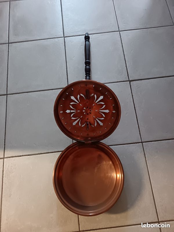 A vendre Petite bassinoire décorative en cuivre fabriquée à Villedieu les Poeles - Décoration