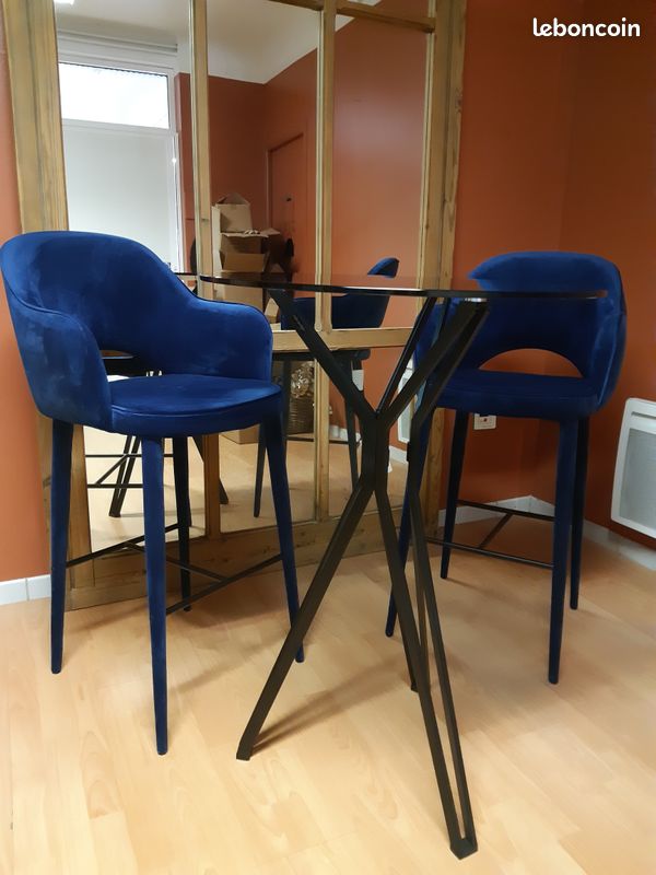 Chaises hautes et table (image 1)