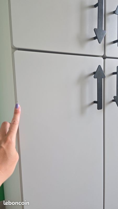 Armoire blanche en bois IKEA PLATSA 60*55*180cm + portes grises SMÅSTAD + tablettes HJÄLPA + poignées JÄRNSPARV noires métal flèches 🖤 (image 6)