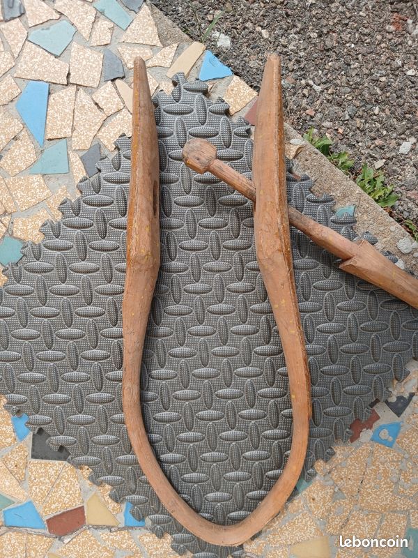 Ancien collier à chèvre en bois (image 2)