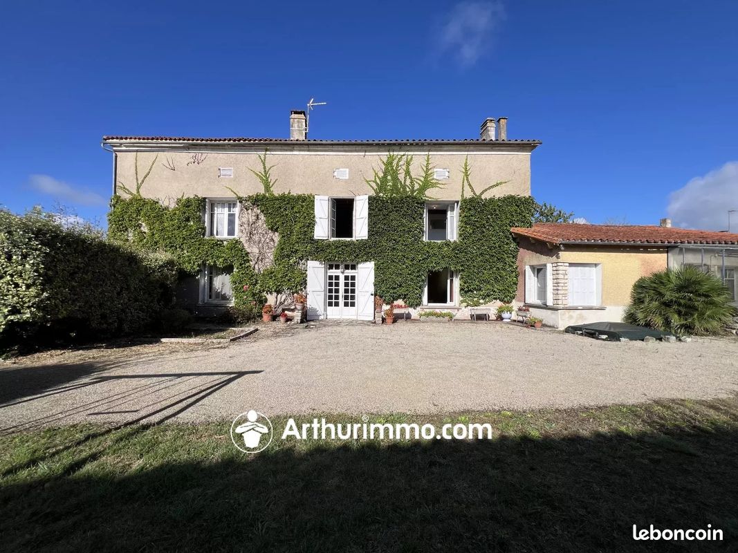 Maison 7 pièces 259 m² · à Villiers-Couture · 259 m² · 137 000 €