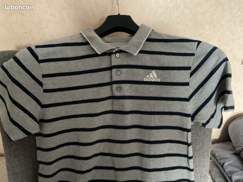 Polo gris avec rayures bleu marine de marque ADIDAS taille S (image 1)
