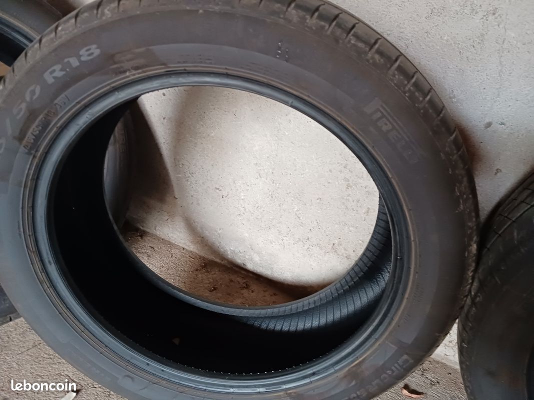 Vends pneus pirelli 215 50 18 96V. 
Montés initialement sur ford Puma. 
Quasiment neuf 5000 km parcouru. 
À récupérer sur place (image 2)