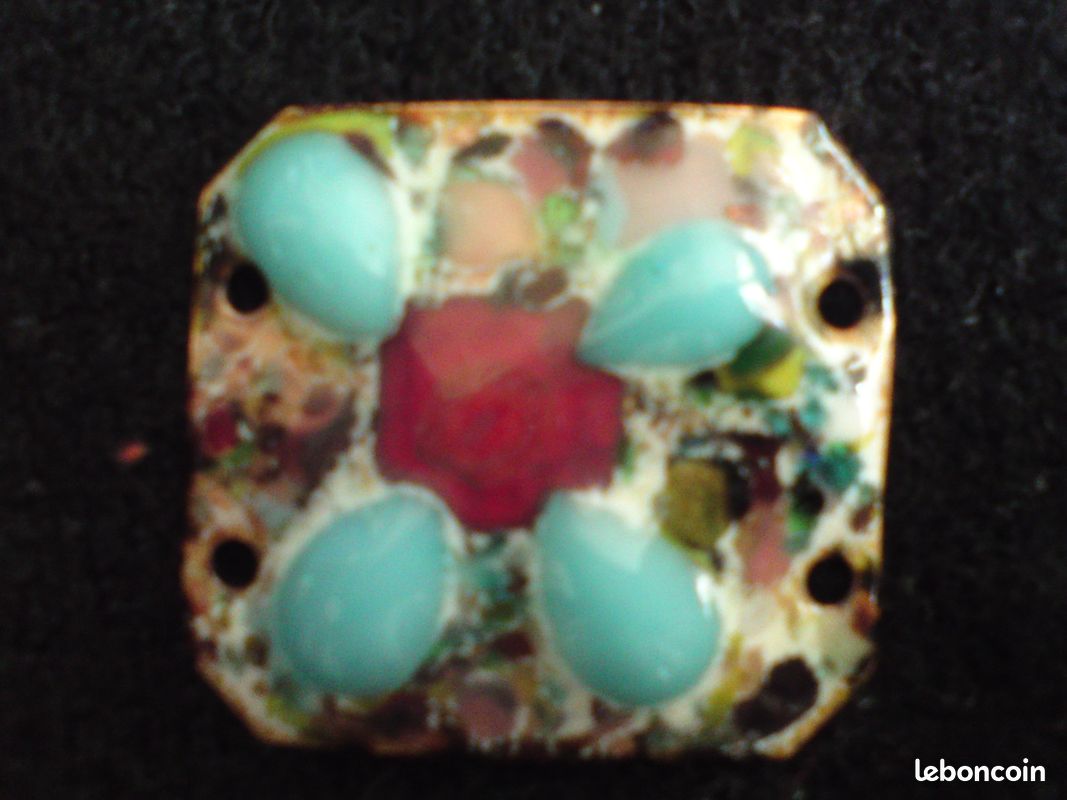 Pendentif Plaque en émail à accrocher avec des rubans élément pour bijou ou motif de fleur à Pétales bleus et centre rouge sur fond tâcheté multicolore Emaux sur métal Vintage (image 2)