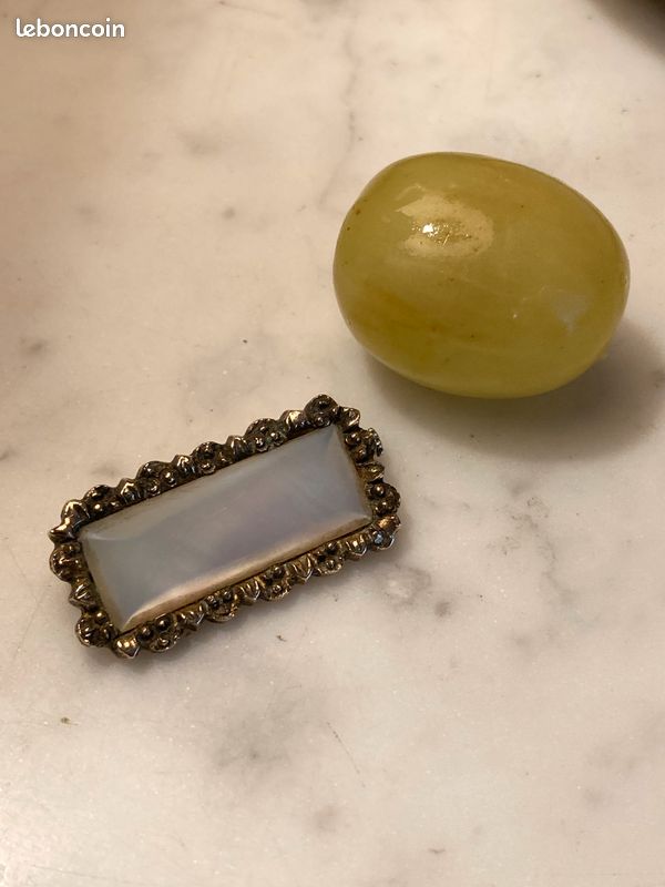 Broche en nacre, bijou de style polynésien. - brocante