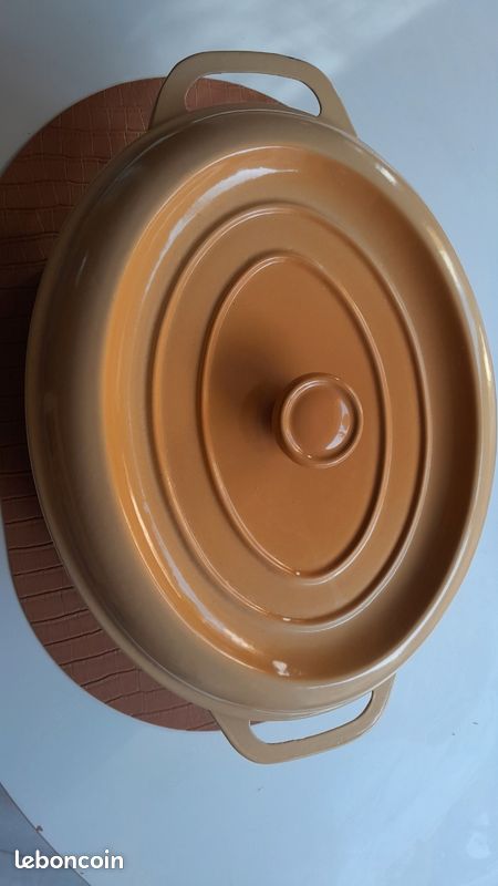 Cocotte ovale en fonte émaillée - Arts de la table