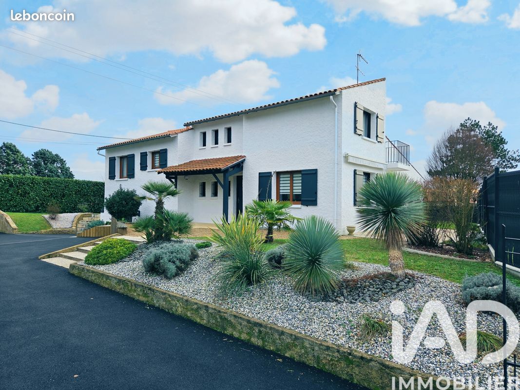Maison 6 pièces 176 m² · à Saint-Martin-la-Pallu · 176 m² · 374 000 €
