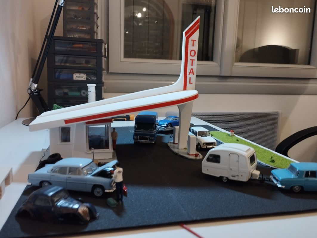 Station-service électrique 1/43 Avec 2 Voitures Et 2 Poignées - Vintage - À Collectionner