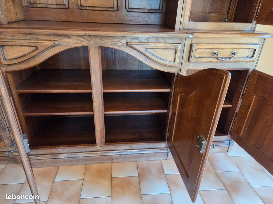 Grand buffet vaisselier en chêne massif avec rangements fermés et vitrines (image 4)