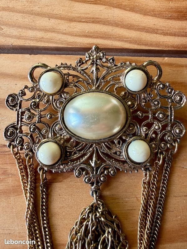 Broche Ancienne Dorée Vintage - Bijou D'occasion Style Rétro, Couleur Dominante Dorée