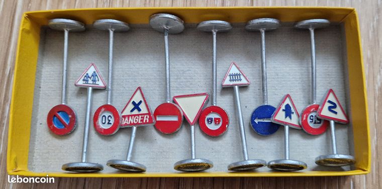 Divers - Set 12 Panneaux de Signalisation - Dinky Toys Chine - 1/43
