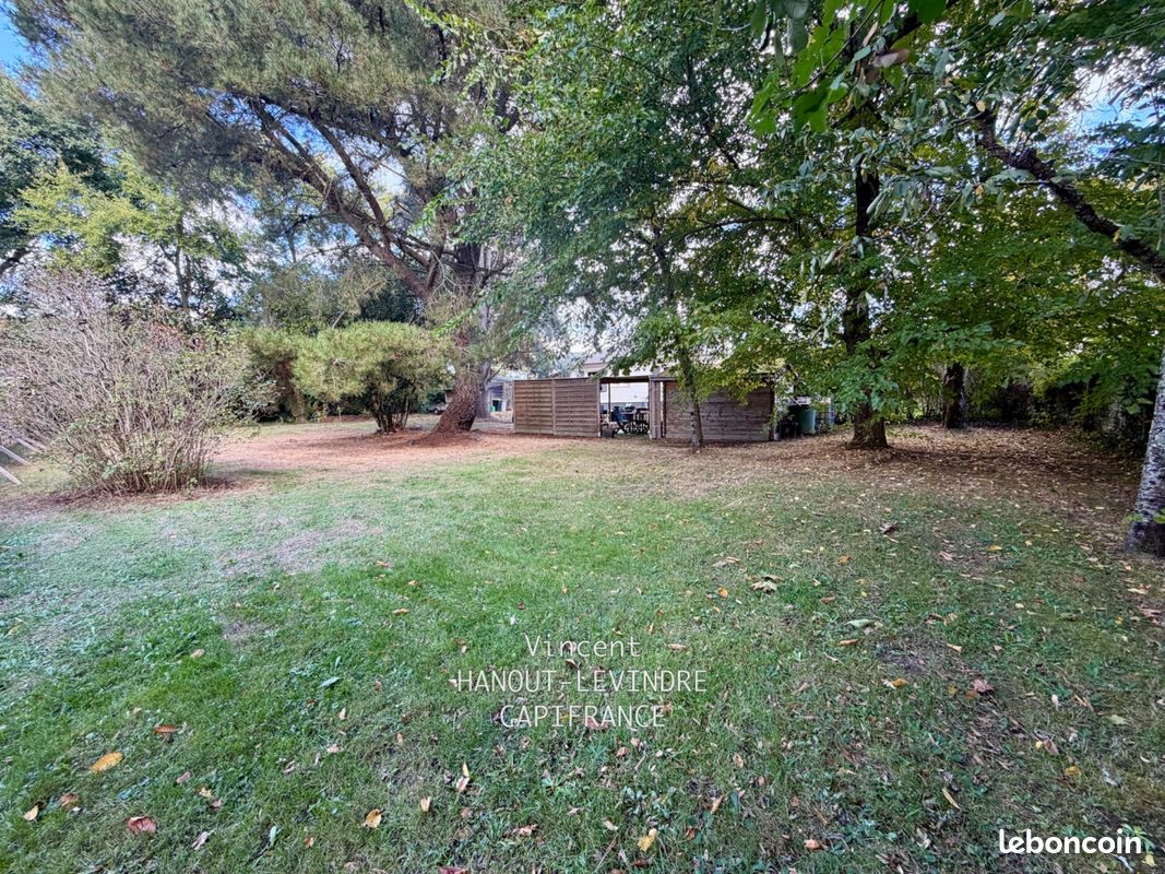Terrain 780 m² · à Briollay · 92 000 €