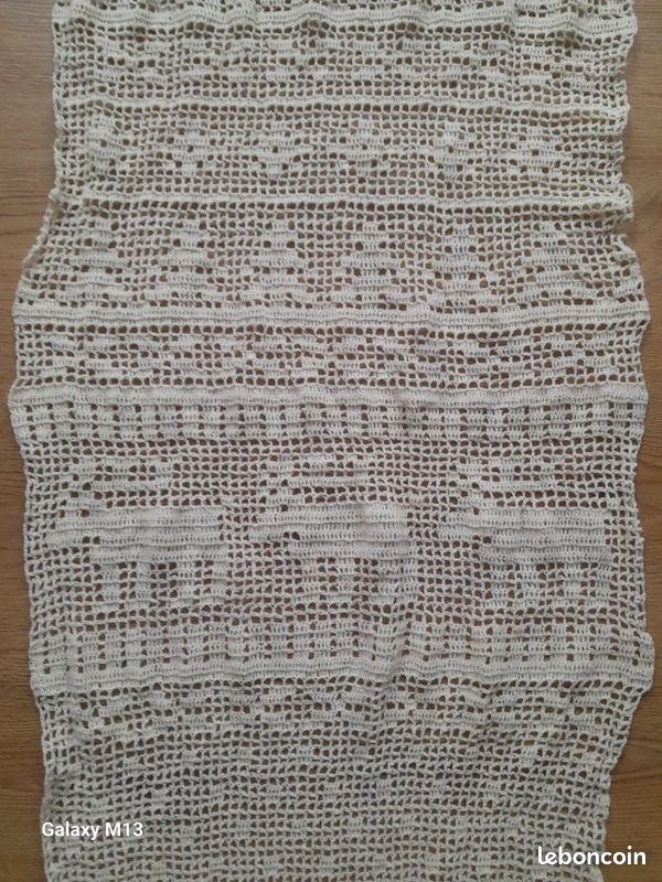 Chemin de table fait main au crochet écru pour Noël 2 patineurs des sapins et des rennes (image 3)