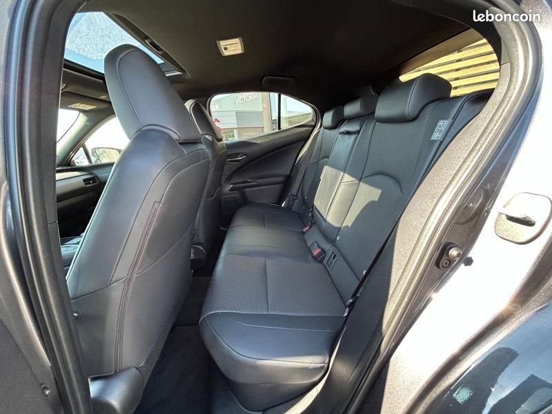 Lexus UX 250h Executive 2WD (image 22)
