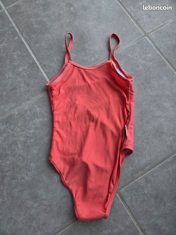 Maillot de bain 6ans
Harry potter 
L'élastique des bretelles commencent à s'user et petites tâches à l'intérieur, à cause de la crème solaire ou des produits mis dans la piscine. 
Peu encore servir (image 5)