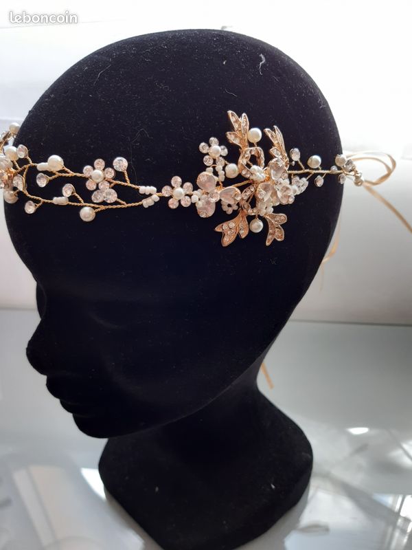 Suspension chignon en strass argenté et perles blanches fil doré (image 3)